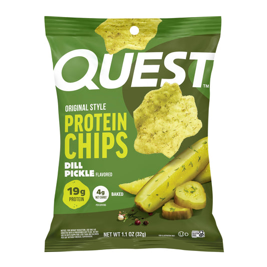 Quest paquete frontal con chips sabor dill pickle mostrando diseño y beneficio proteico