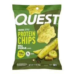 Quest paquete frontal con chips sabor dill pickle mostrando diseño y beneficio proteico