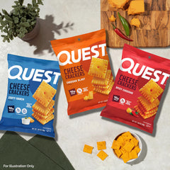Quest chips en uso junto a una botella de agua tras entreno, energía rápida