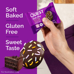 Quest galleta partida mostrando interior suave y aporte proteico