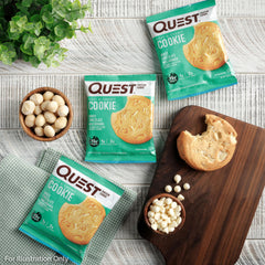 Galleta Quest en la palma de la mano para comparar tamaño y porción práctica