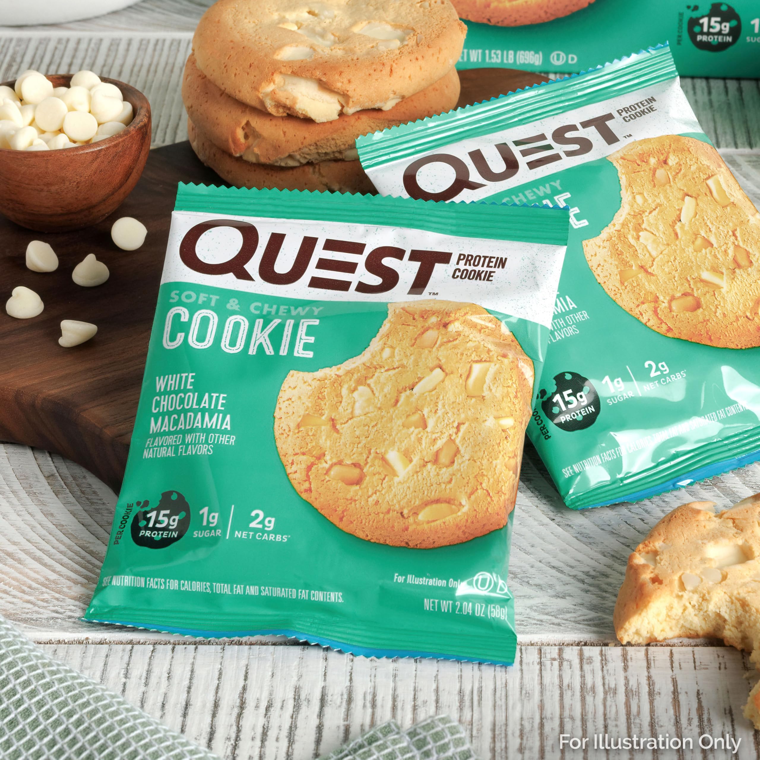 Detalle de trozos de macadamia y chocolate blanco en la galleta Quest con enfoque en sabor