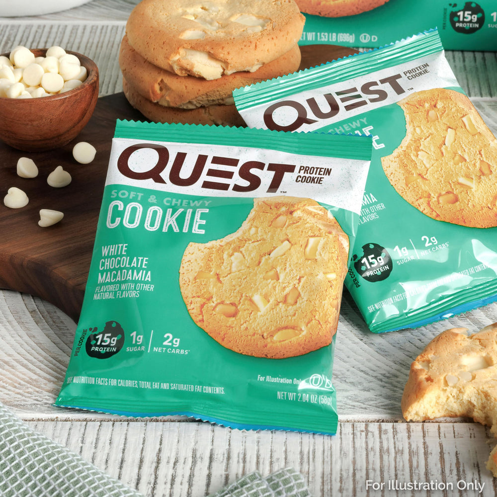 Detalle de trozos de macadamia y chocolate blanco en la galleta Quest con enfoque en sabor