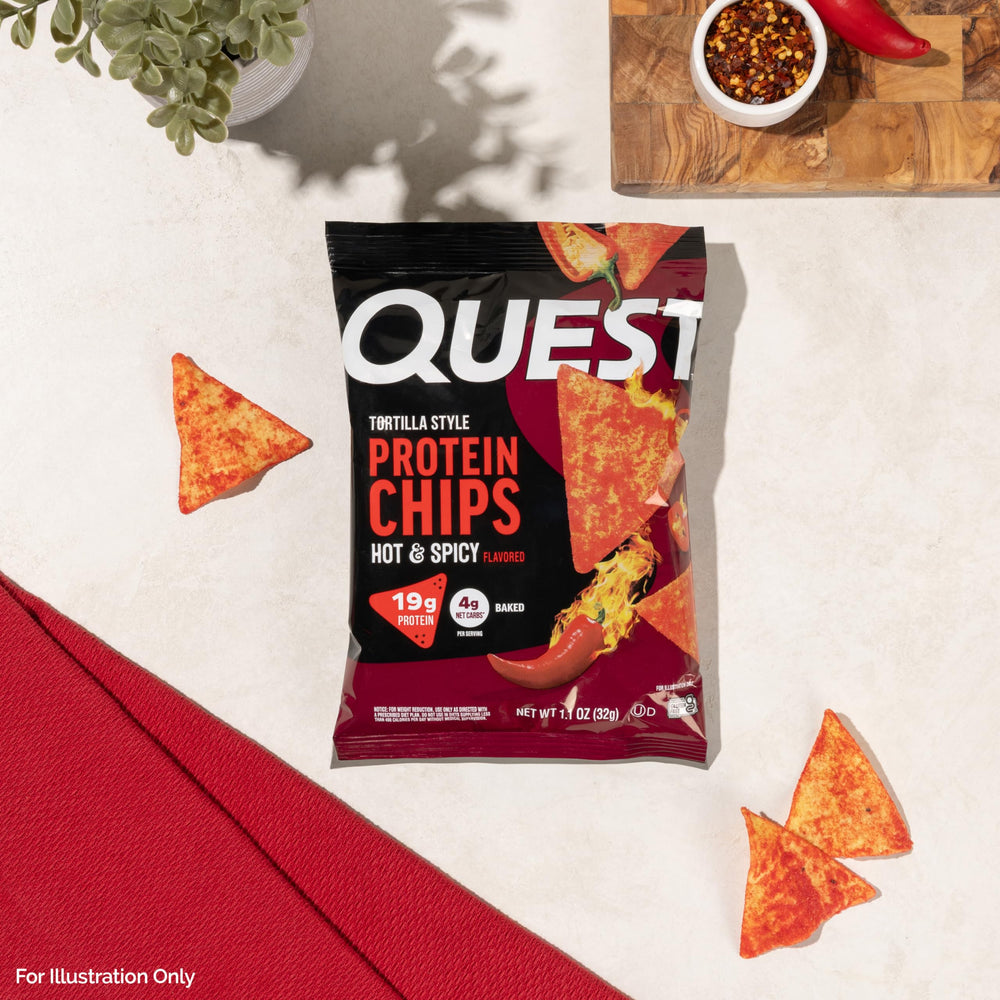 Quest chip sostenida en mano, demuestra tamaño práctico y porción individual
