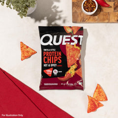 Quest chip sostenida en mano, demuestra tamaño práctico y porción individual