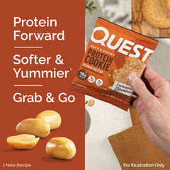 Quest galleta en mano lista para comer, proteína en movimiento