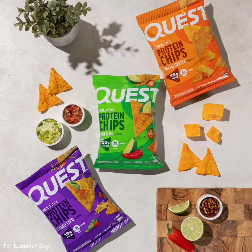 Variedad de chips Quest servidos en plato con salsa, añadiendo proteína