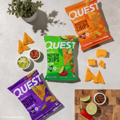 Variedad de chips Quest servidos en plato con salsa, añadiendo proteína