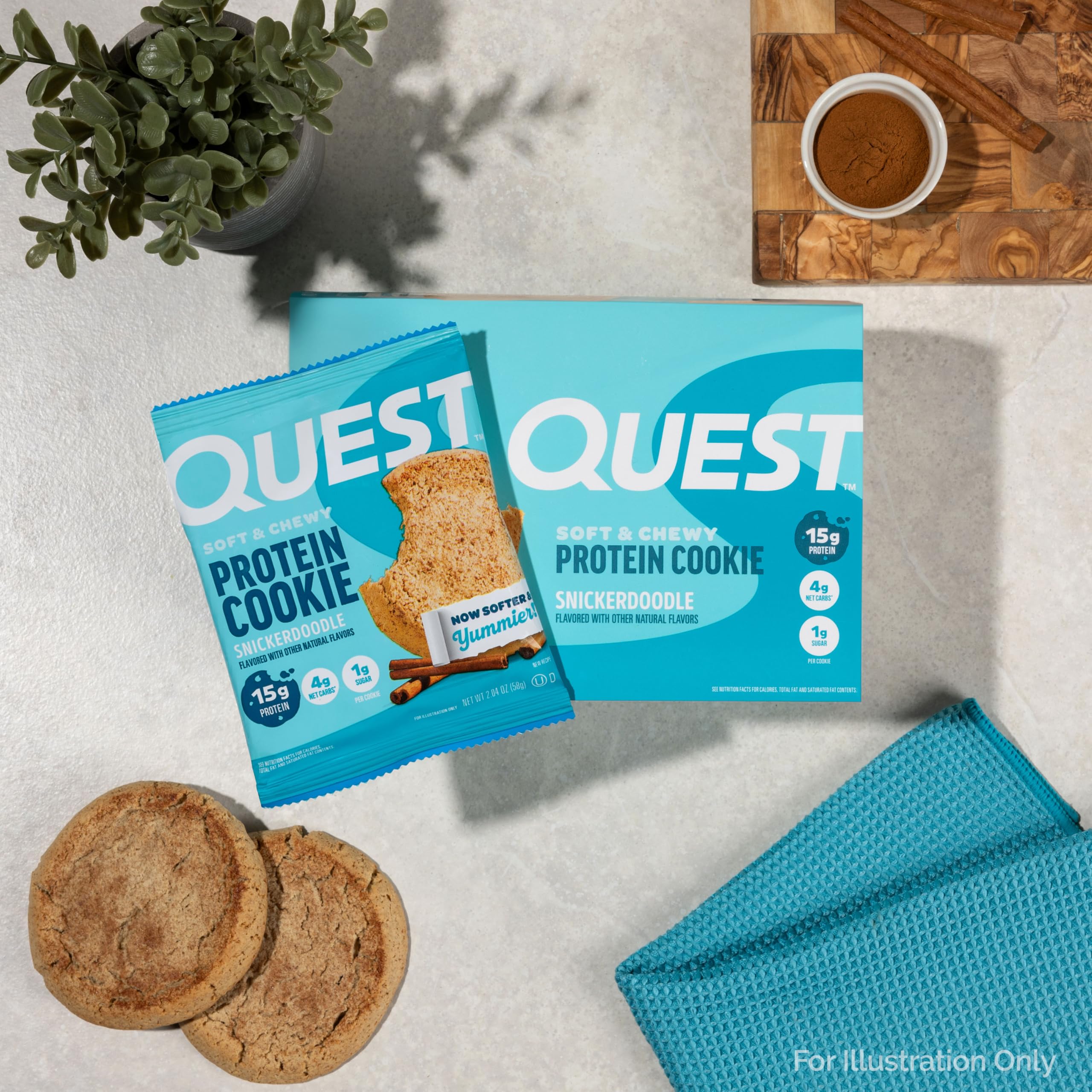 Quest galleta snickerdoodle comparación de tamaño con mano para referencia