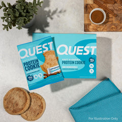 Quest galleta snickerdoodle comparación de tamaño con mano para referencia