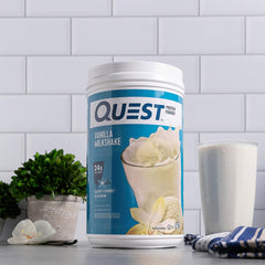Quest cuchara con scoop para comparar tamaño de porción y contenido