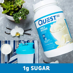 Vaso servido con batido Quest vainilla cremoso, beneficio saciedad rápida