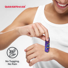 Quick Aid First Aid vendaje aplicado en dedo mostrando su ajuste cómodo