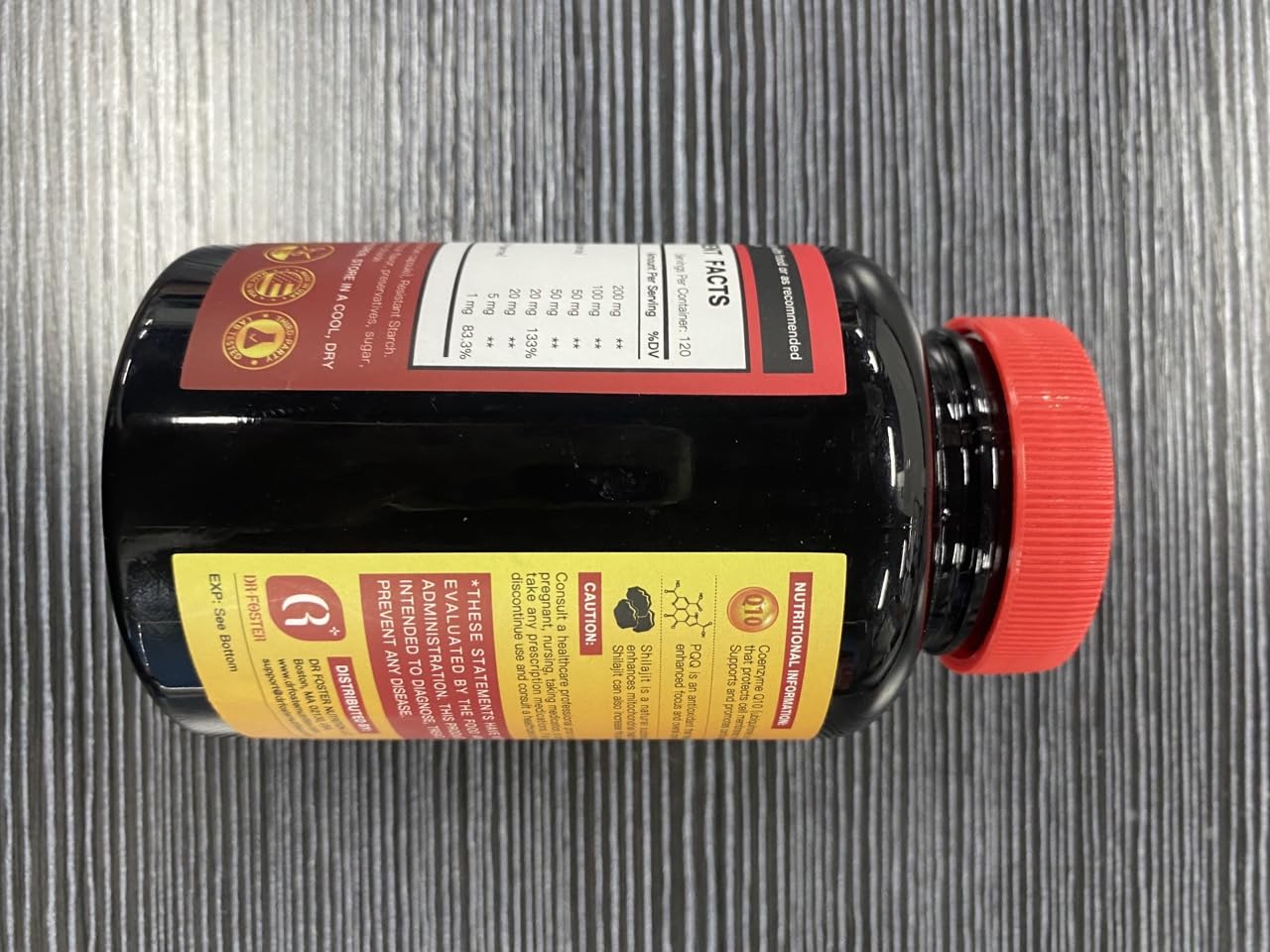 Detalle de cápsula abierta mostrando polvo TCM y lecitina para mejor absorción