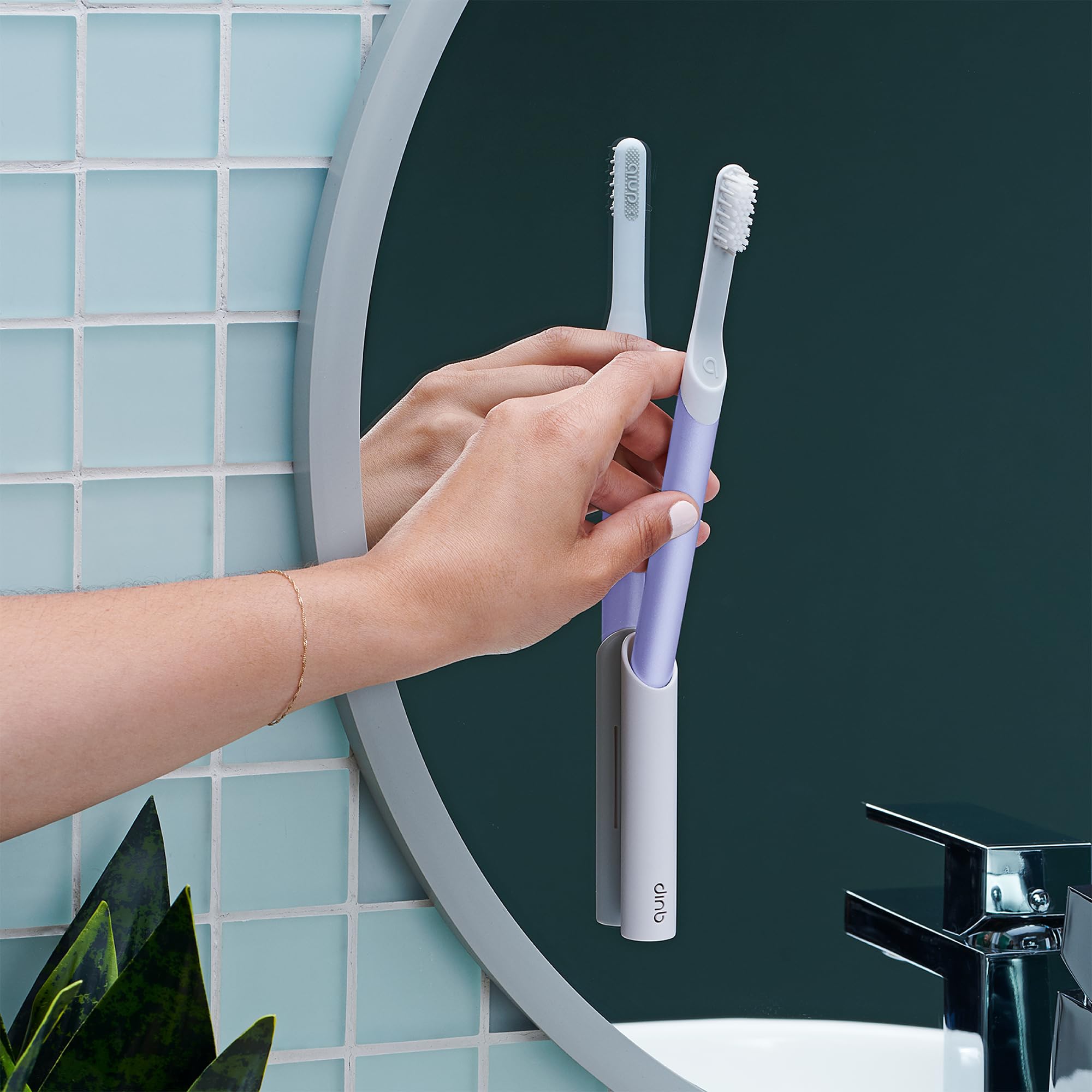 Quip en ambiente de baño lavanda aportando estilo y orden