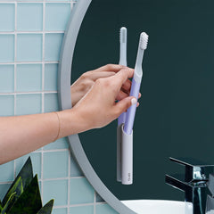 Quip en ambiente de baño lavanda aportando estilo y orden