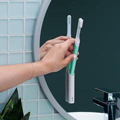 Quip cepillo colocado en baño estilo de vida mostrando uso diario conveniente