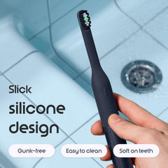 Quip cepillo en uso junto al lavabo para una limpieza guiada eficiente