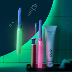 Quip en baño familiar mostrando diseño atractivo y lista para viajar