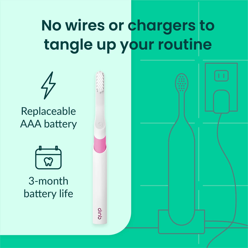 Quip junto a un teléfono para mostrar tamaño compacto y portabilidad