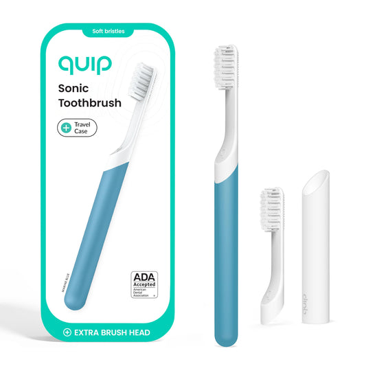 Quip Marine Blue vista frontal del cepillo con diseño elegante y práctico