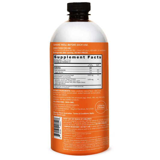 Qunol Cúrcuma líquido con pimienta negra, etiqueta visible para uso diario.