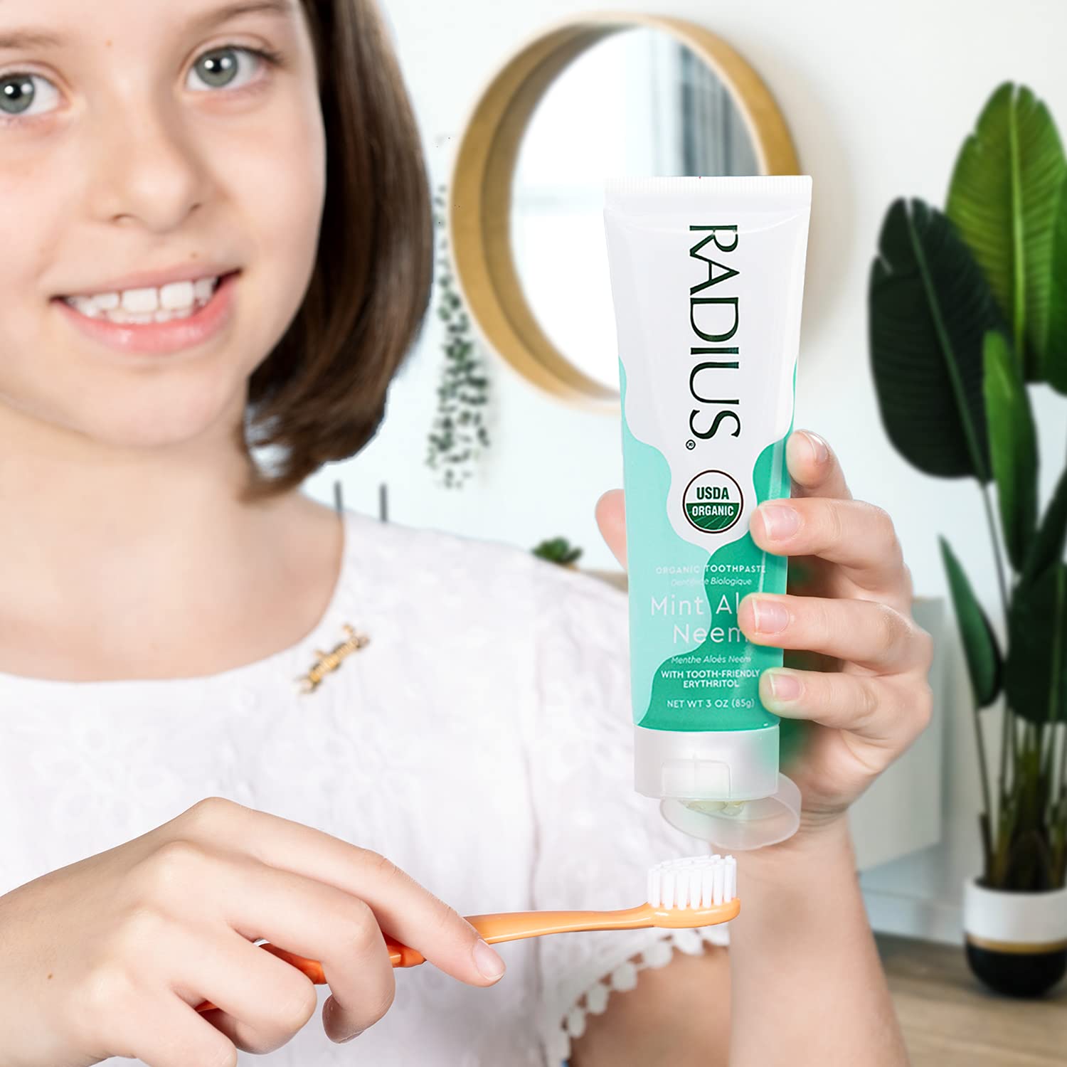 RADIUS hojas de neem y aloe en foco, aportan cuidado y propiedades antioxidantes