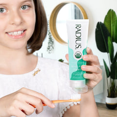 RADIUS hojas de neem y aloe en foco, aportan cuidado y propiedades antioxidantes
