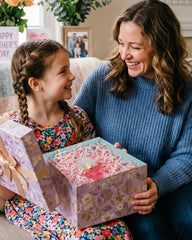 Raissily dentro de caja de regalo mostrando presentación elegante