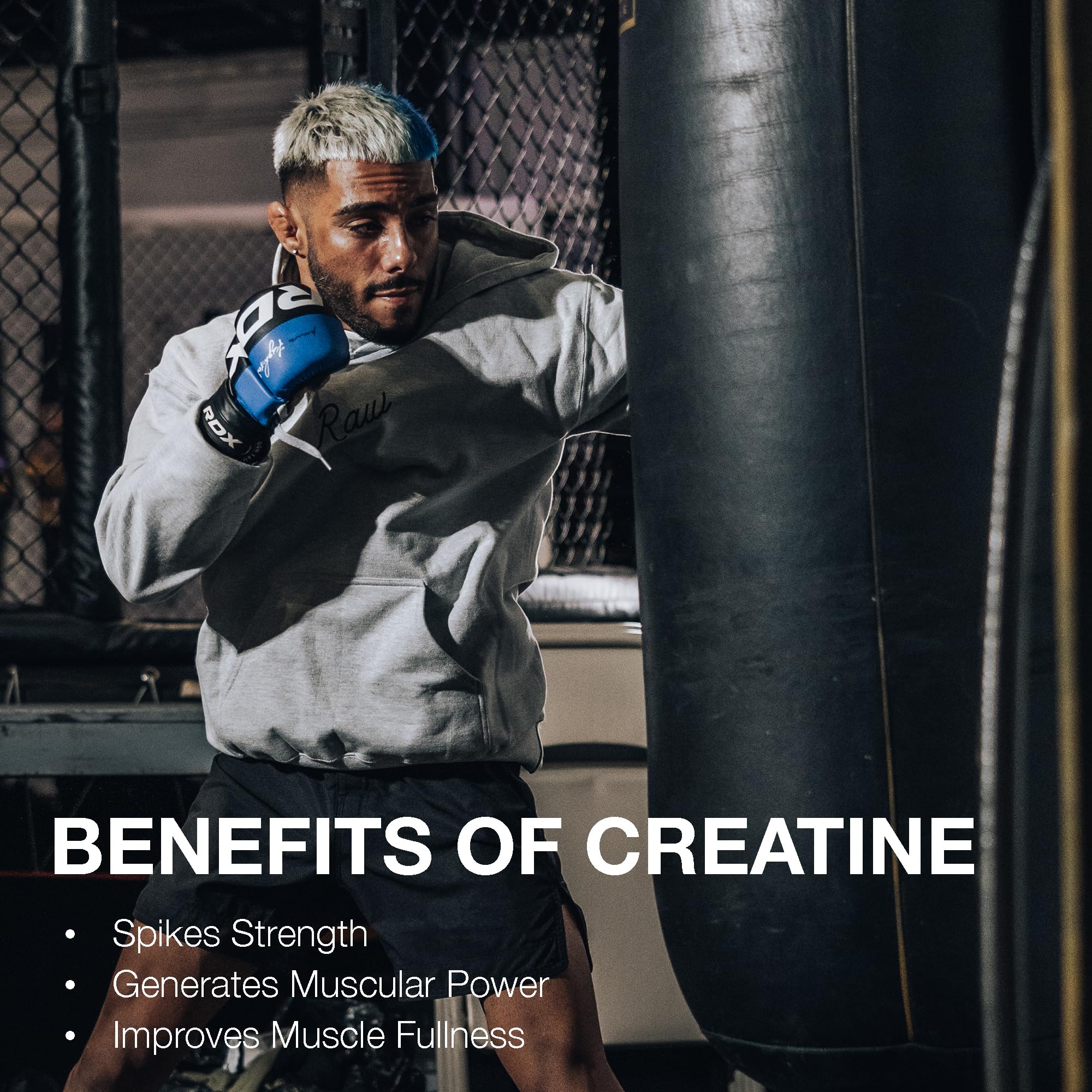 RAW Creatine mezcla en vaso demostrando disolución y consumo