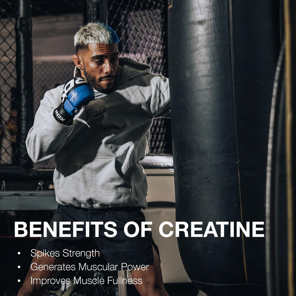 RAW Creatine mezcla en vaso demostrando disolución y consumo