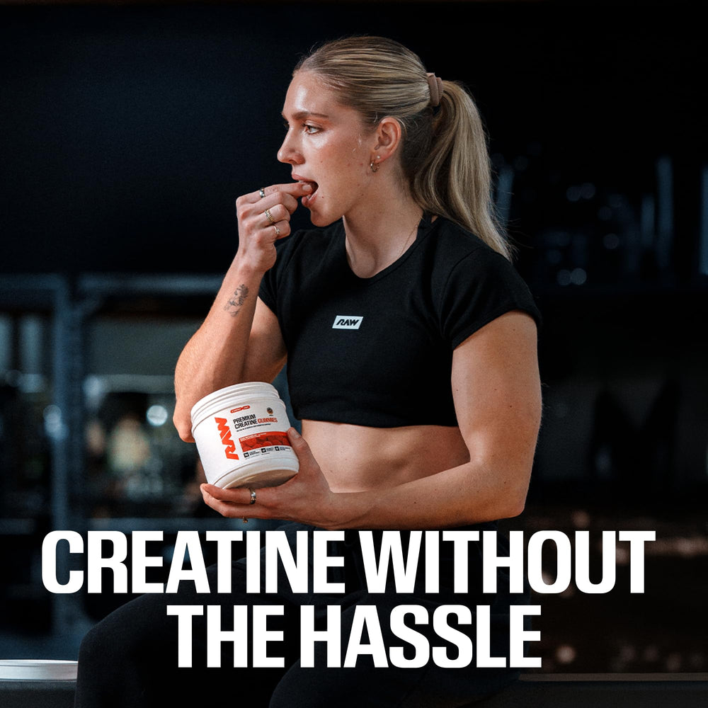 RAW persona en gimnasio tomando gomita para rendimiento rápido