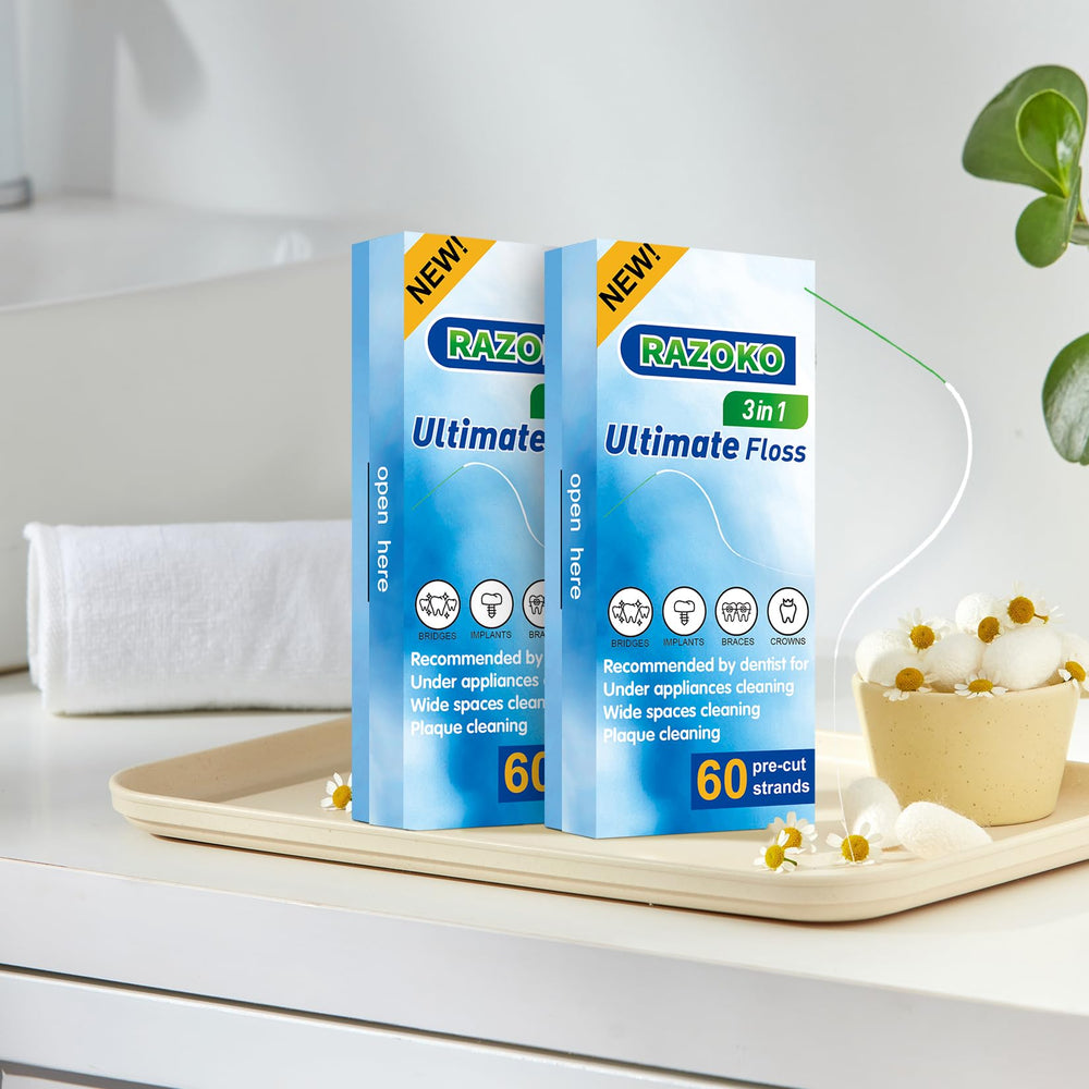 RAZOKO pack abierto en mano durante viaje, atención interdental móvil