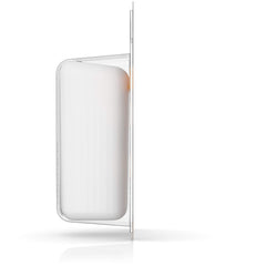 Reach cinta dental en uso entre dientes, muestra limpieza suave y controlada