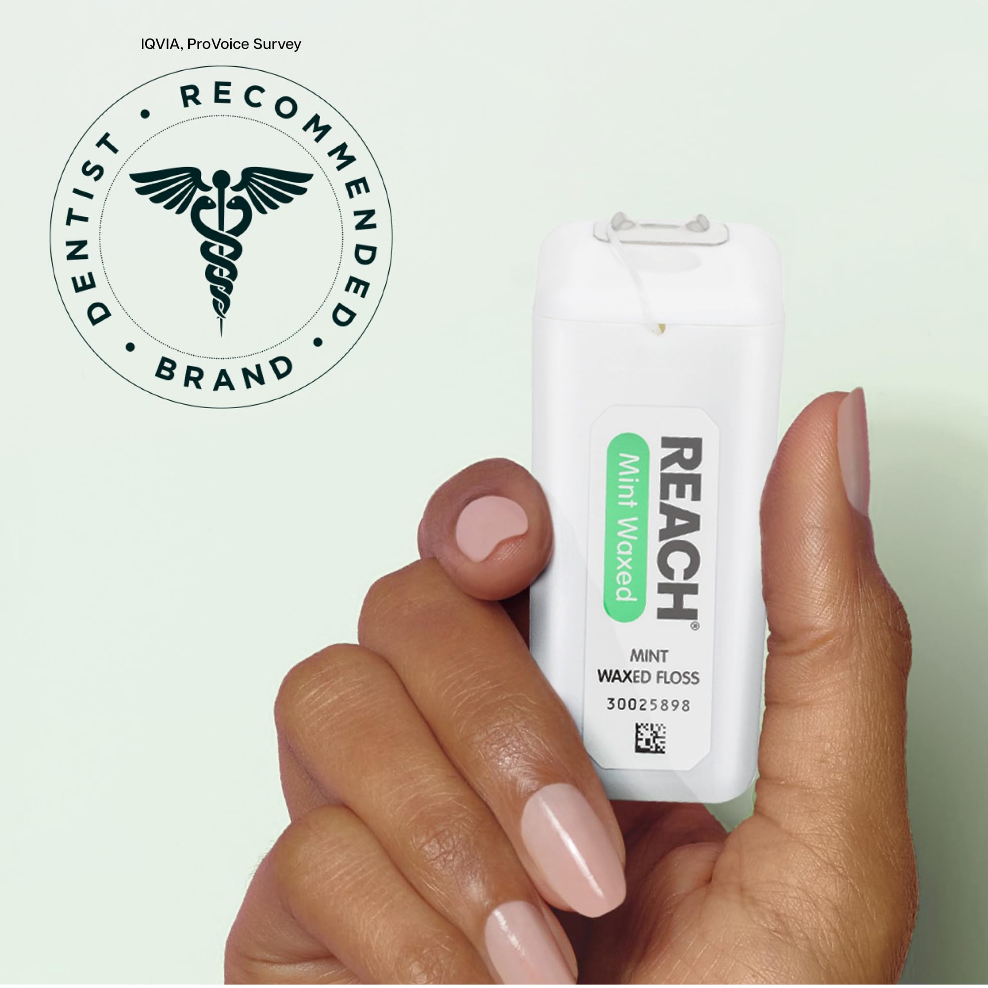Reach hilo junto a dientes para comparar grosor y alcance interdental