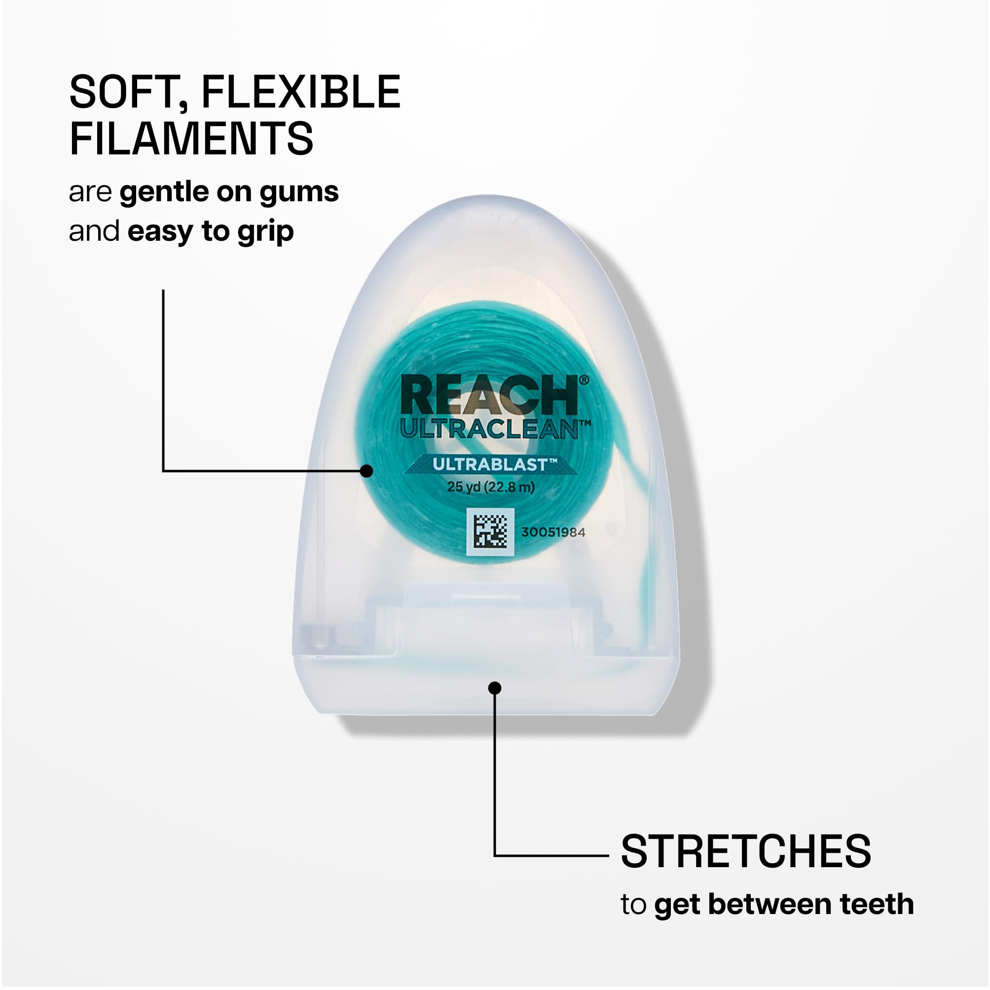 Reach hilo deslizándose entre dientes para demostrar resistencia y suavidad al uso