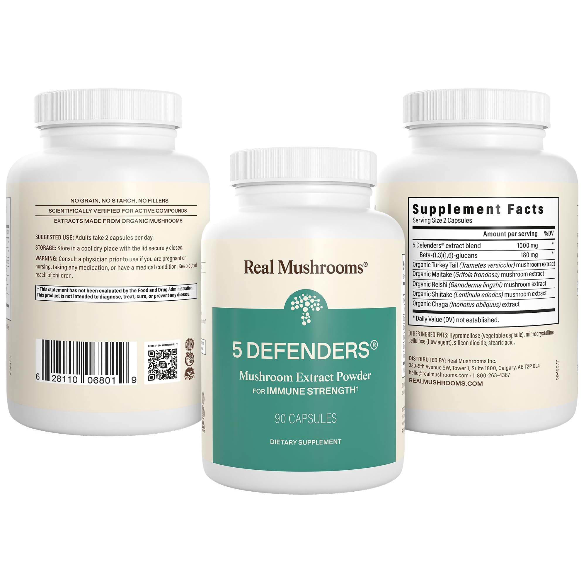 Real Mushrooms persona sosteniendo botella en cocina, muestra uso cotidiano