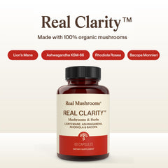 Real Mushrooms cápsula abierta vertiendo contenido en bebida para mezclar