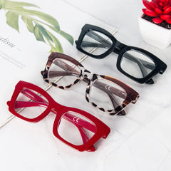 REAVEE estilo en oficina mostrando gafas como accesorio funcional y moderno