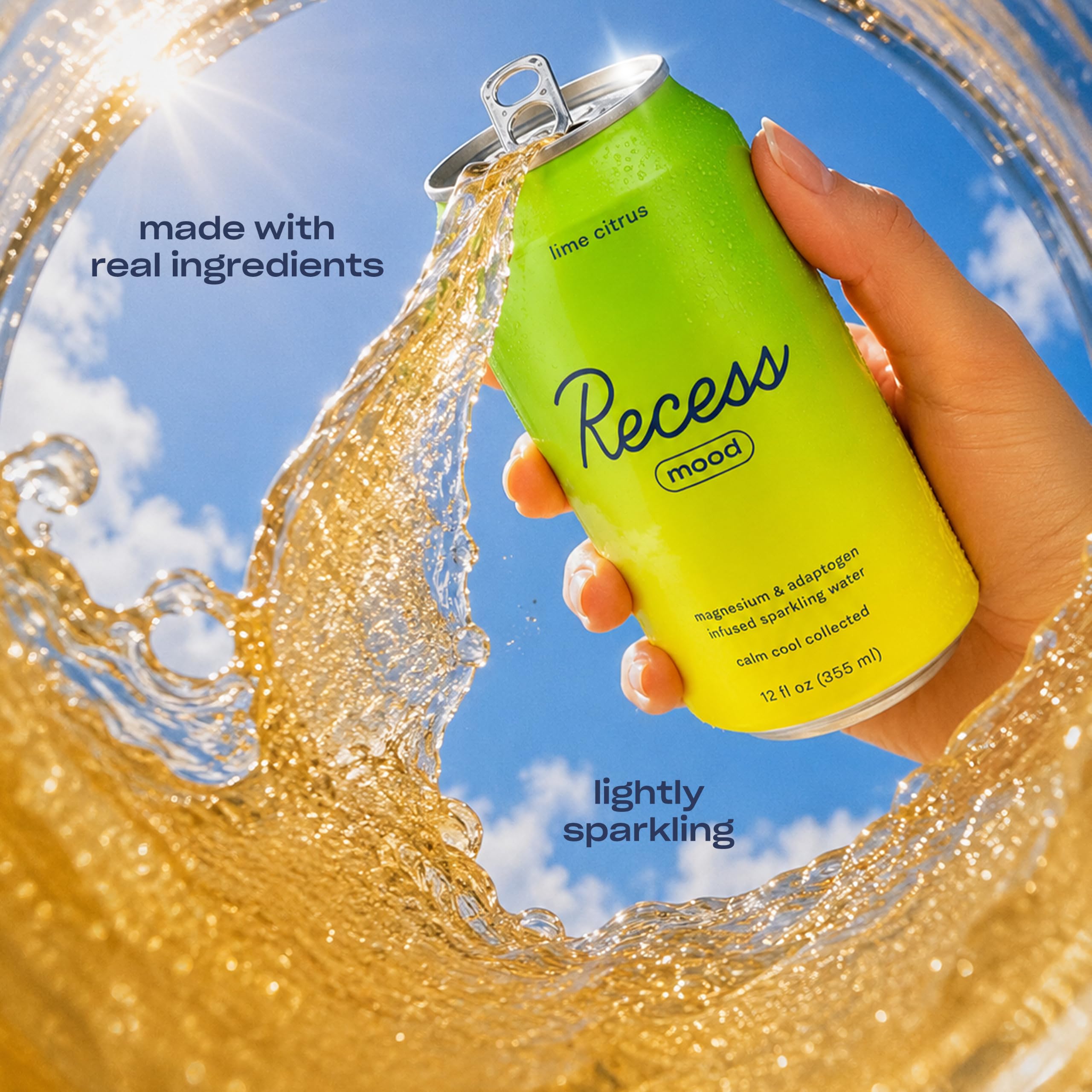Recess lata en mano para mostrar tamaño portátil