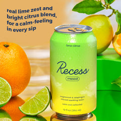 Recess lata sobre escritorio indicando calma durante trabajo