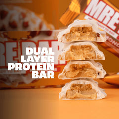 REDCON1 barrita MRE Maple Almond Donut en mano, evidencia tamaño portátil para consumo inmediato