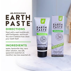 Persona aplicando Earthpaste REDMOND al cepillo para una limpieza natural y sensación fresca