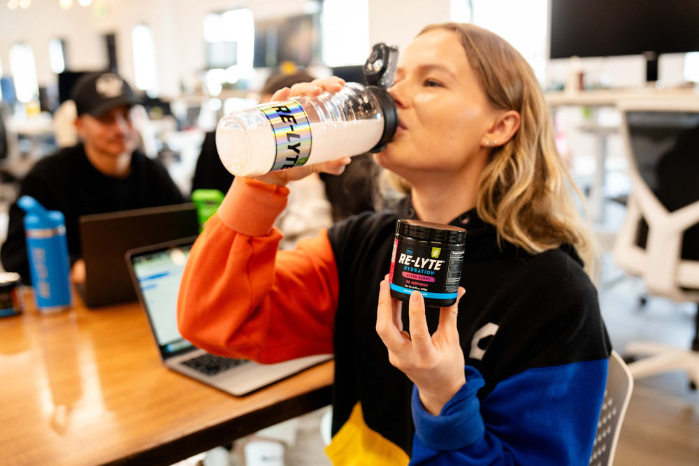 Tarro REDMOND Re-Lyte en mochila deportiva listo para actividades al aire libre