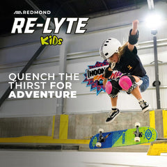 REDMOND niño bebiendo Re-Lyte Kids piña durante juego, rehidratación segura