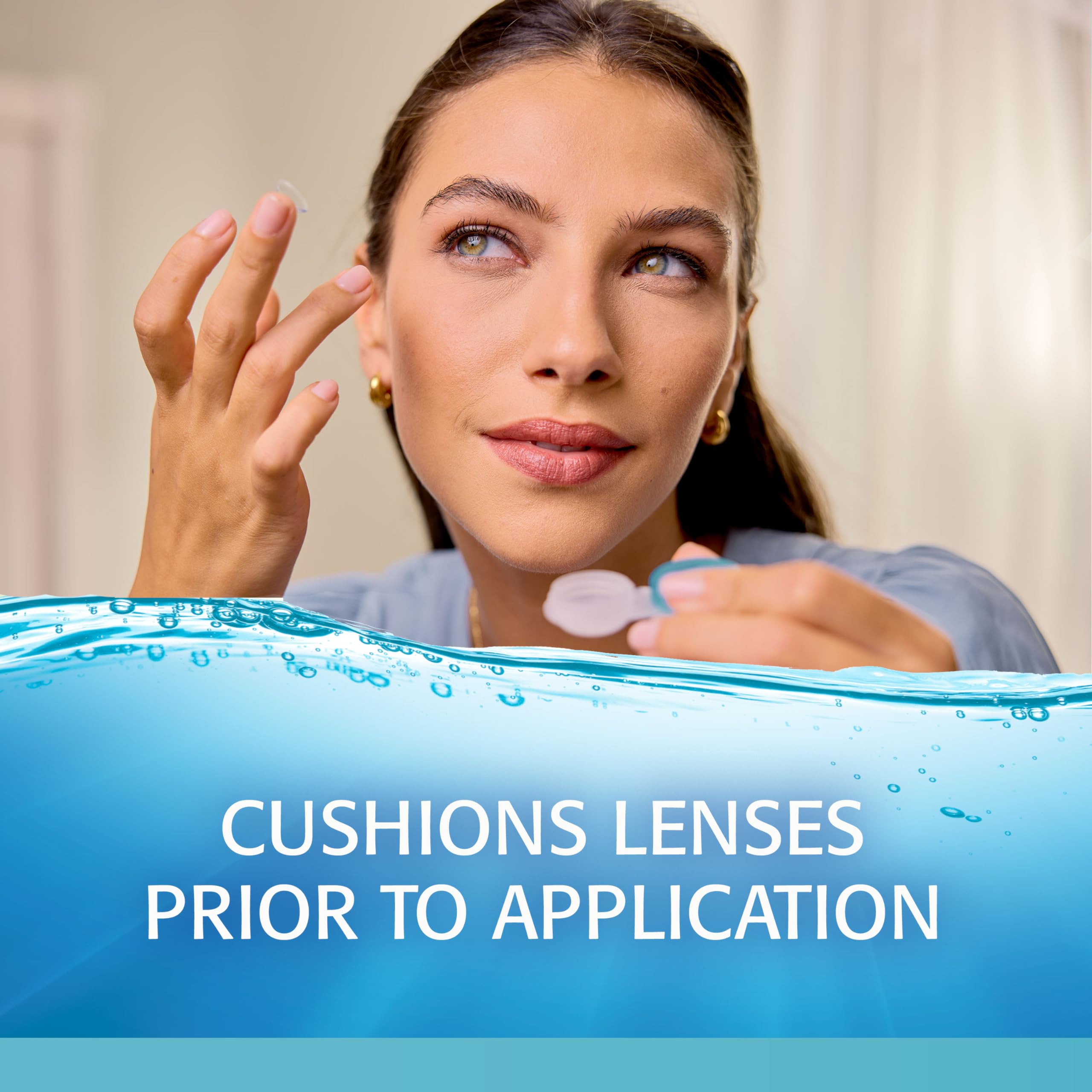 Refresh persona aplicando gotas con lentes puestos para confort rápido