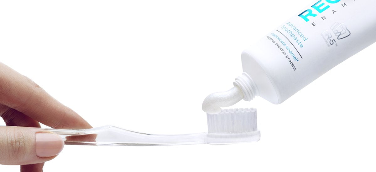 Persona cepillándose con Regenerate Enamel Science, marca visible y rutina diaria de higiene bucal mejorada