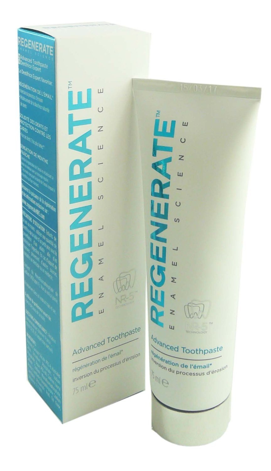 Comparación de tamaño del tubo Regenerate Enamel Science de 75 ml junto a objetos de viaje, práctico para llevar