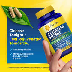 Persona tomando Renew Life por la noche para apoyo intestinal al despertar