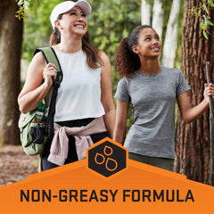 Lata Repel Sportsmen Max junto a mano para comparar tamaño, fácil de llevar
